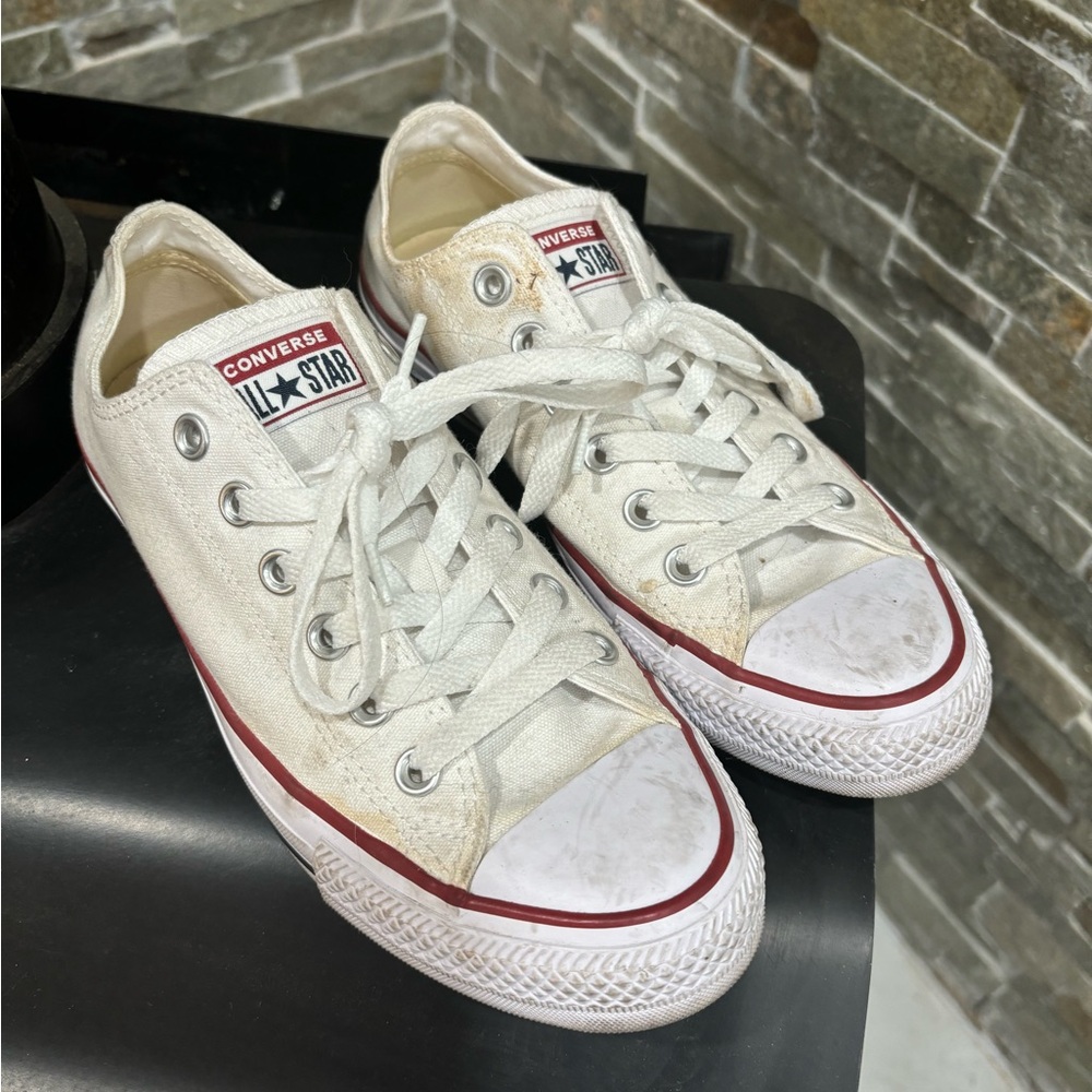 Converse Chuck Taylor All Star Low Tops • Women’s 7.5 •